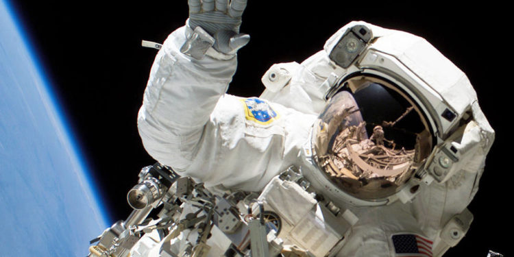 Un astronauta sufre una trombosis y recibe tratamiento desde la Tierra