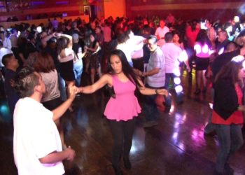 Al ritmo que más te guste; beneficios de bailar para la salud