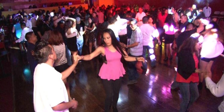 Al ritmo que más te guste; beneficios de bailar para la salud