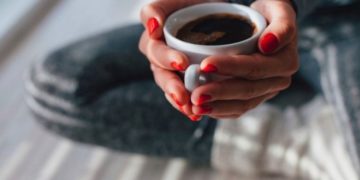 El vínculo entre el consumo de cafeína y la reducción de la fertilidad femenina
