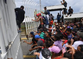 Migrantes centroamericanos intentan cruzar la frontera México-Guatemala