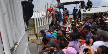 Migrantes centroamericanos intentan cruzar la frontera México-Guatemala