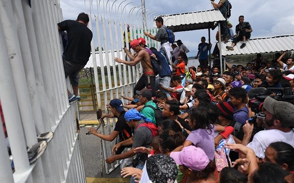 Migrantes centroamericanos intentan cruzar la frontera México-Guatemala