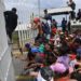 Migrantes centroamericanos intentan cruzar la frontera México-Guatemala