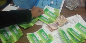 Devuelven cartera con más de $10 mil
