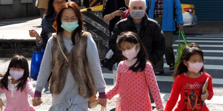 571 contagios en China y 3  posibles en México