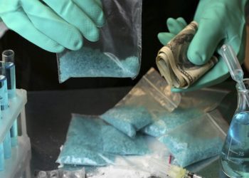 Mujer drogada con cristal apuñalo a su hija de dos años