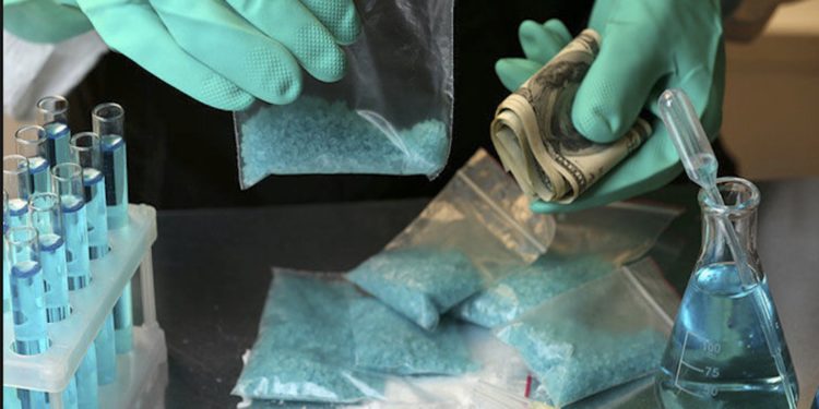 Mujer drogada con cristal apuñalo a su hija de dos años