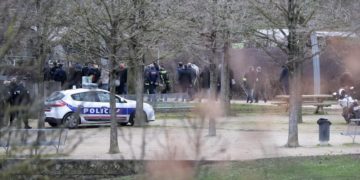 Un hombre acuchilla al azar a varias personas en París