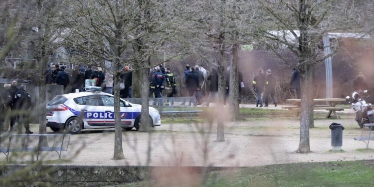 Un hombre acuchilla al azar a varias personas en París