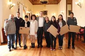 Xavier Nava entrega equipos de cómputo a egresados de secundaria