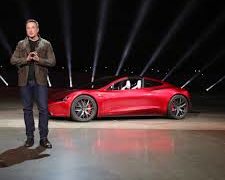 Elon Musk promete que autos Tesla podrán ‘comunicarse’ con peatones