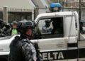 Sicarios aterrorizan una localidad mexicana acribillando a un conductor e incendiando un almacén