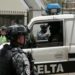 Sicarios aterrorizan una localidad mexicana acribillando a un conductor e incendiando un almacén