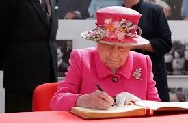 La reina Isabel II ratifica el Brexit