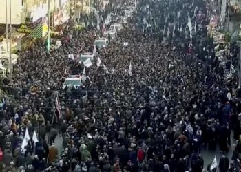 Miles de personas despiden a Soleimani al grito de ¡Muerte a Estados Unidos!