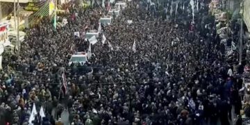 Miles de personas despiden a Soleimani al grito de ¡Muerte a Estados Unidos!
