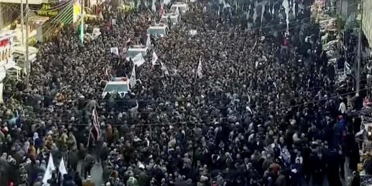 Miles de personas despiden a Soleimani al grito de ¡Muerte a Estados Unidos!