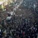 Miles de personas despiden a Soleimani al grito de ¡Muerte a Estados Unidos!