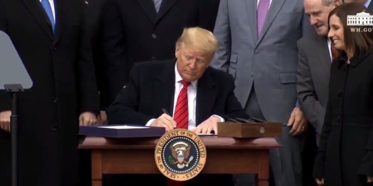 Donald Trump firma el T-MEC