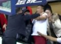 Entrenador cachetea a aficionado por insultar a su esposa