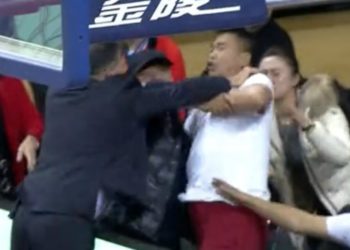 Entrenador cachetea a aficionado por insultar a su esposa