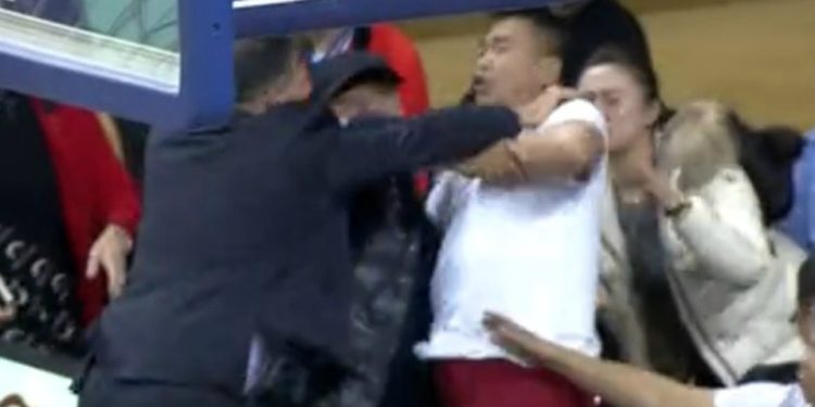 Entrenador cachetea a aficionado por insultar a su esposa