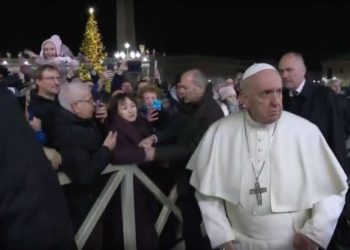 Papa Francisco pide disculpa por manotazo a mujer