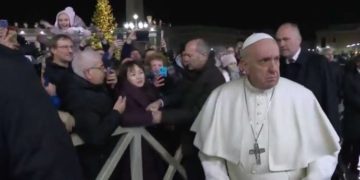 Papa Francisco pide disculpa por manotazo a mujer