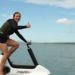 Crean bicicleta que permite navegar por lagos y océanos