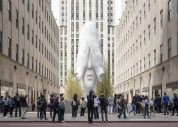 Detrás del muro, escultura de Jaume Plensa