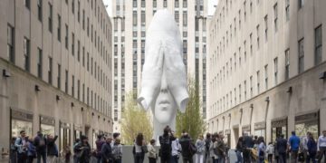 Detrás del muro, escultura de Jaume Plensa