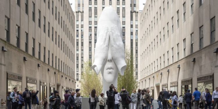 Detrás del muro, escultura de Jaume Plensa