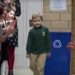 Niños reciben con ovaciones a compañerito que venció el cáncer