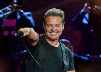 Luis Miguel reaparece con cabellera plateada y luce irreconocible