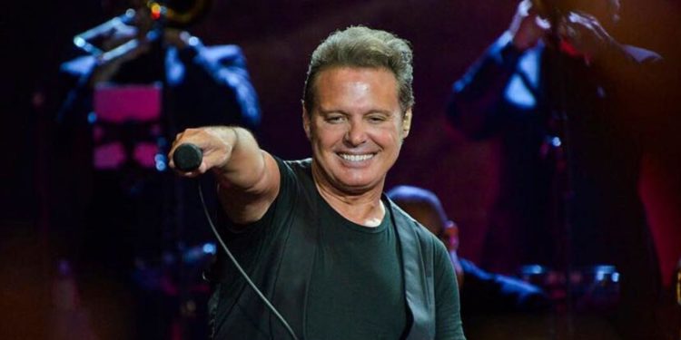 Luis Miguel reaparece con cabellera plateada y luce irreconocible