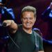 Luis Miguel reaparece con cabellera plateada y luce irreconocible