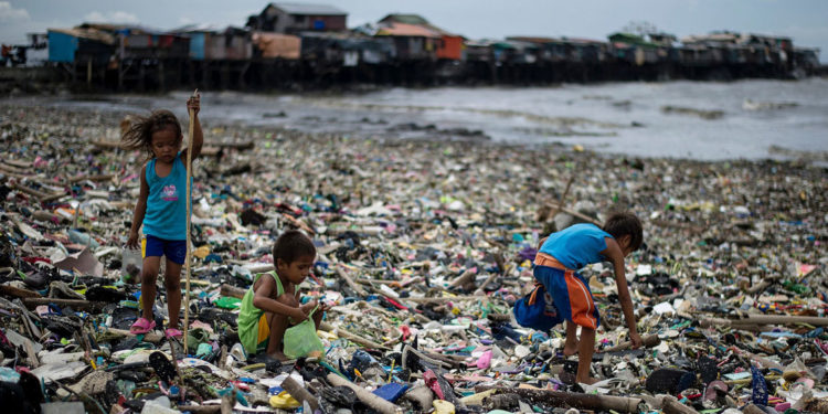Malasia devuelve más de 3.700 toneladas de desechos a países desarrollados