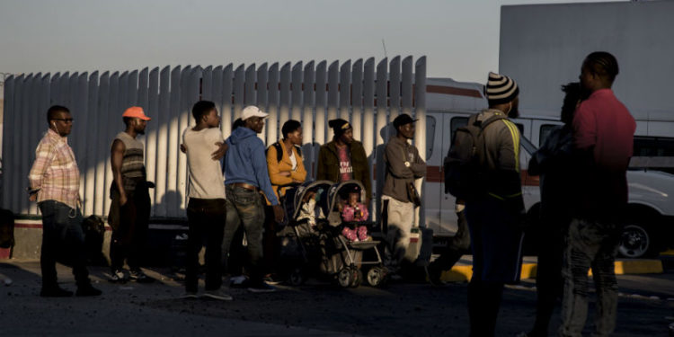 En primer vuelo de repatriación del año EU deporta a 124 mexicanos