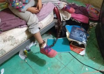 Rescatan a niña que vivía encadenada