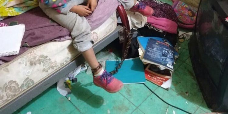 Rescatan a niña que vivía encadenada