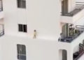 En un despiste de sus padres, niña corre por la cornisa de un cuarto piso