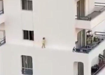 En un despiste de sus padres, niña corre por la cornisa de un cuarto piso