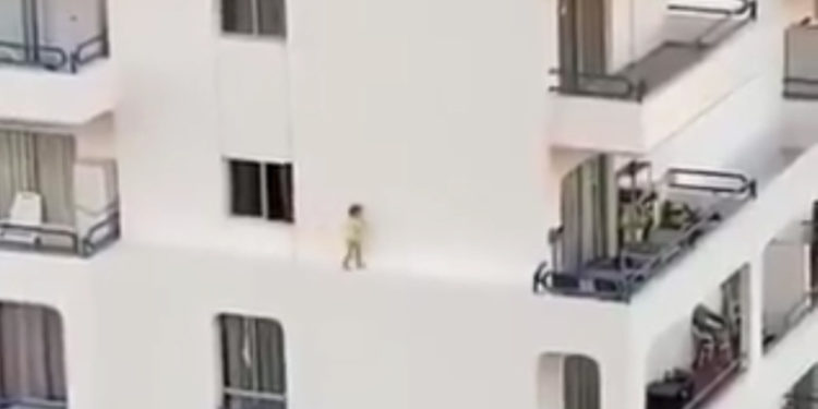 En un despiste de sus padres, niña corre por la cornisa de un cuarto piso