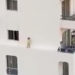 En un despiste de sus padres, niña corre por la cornisa de un cuarto piso