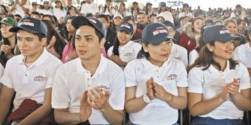 AMLO anuncia aumento de un salario mínimo a beca Jóvenes