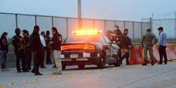 Mexicano se suicida cortándose el cuello después de que EU le negara la entrada