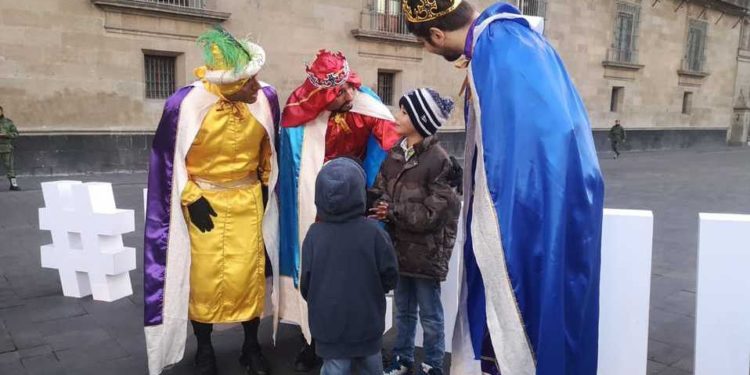 Reyes Magos le llevan carta a AMLO; piden respaldo para los niños y sus derechos