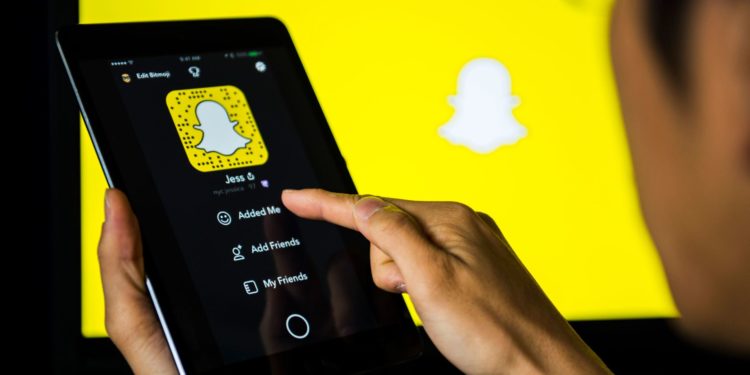 Tres sujetos conducen a menor de 14 años a hotel para violarla; ella usa Snapchat para escapar