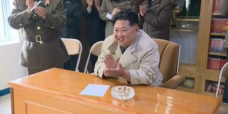 Soldadas norcoreanas cantan y bailan para Kim Jong-un